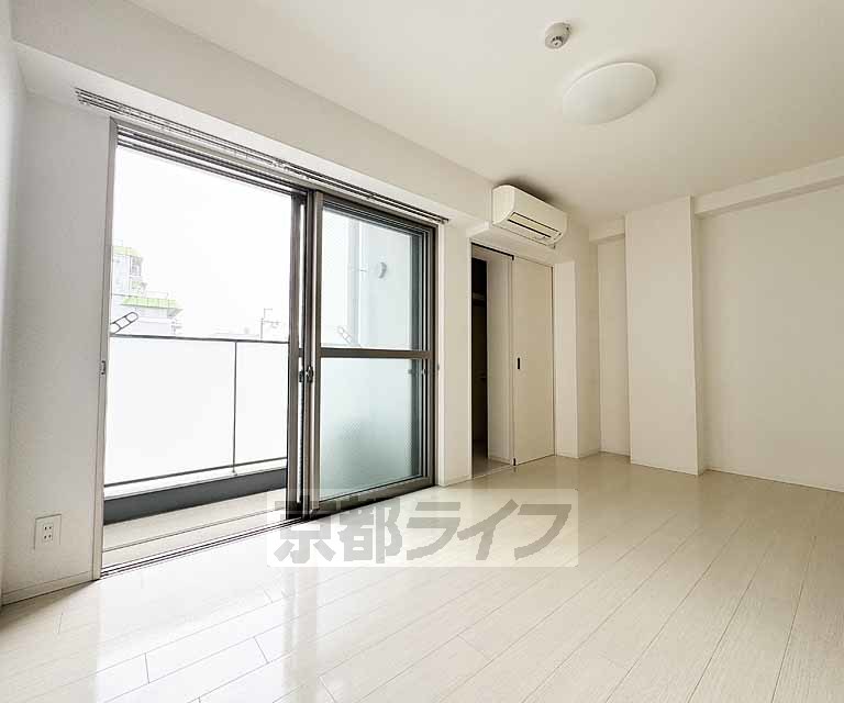 居室・リビング　落ち着いた雰囲気のお部屋です