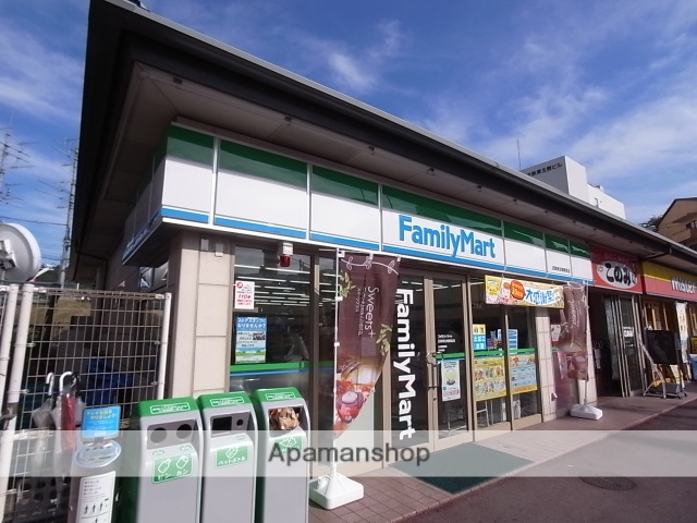 コンビニ　ファミリーマート　近鉄東生駒駅前店（コンビニ）まで813m