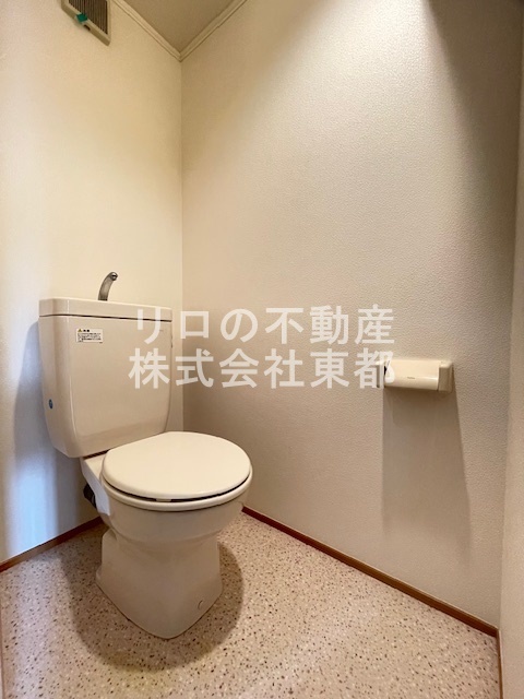 トイレ　白基調で清潔感のあるトイレです♪