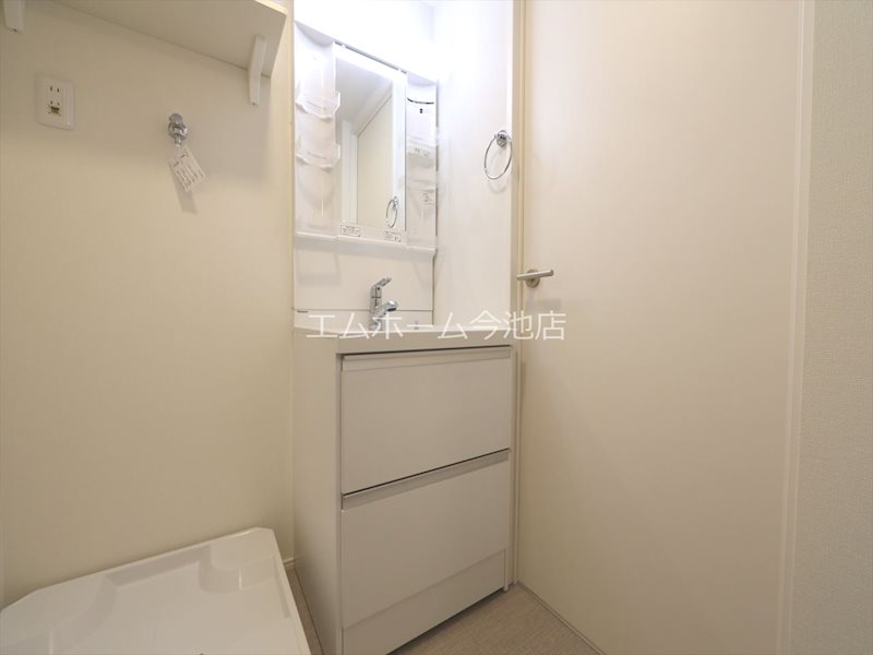 洗面設備　脱衣所　独立洗面台（シャンプードレッサー付）