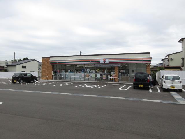 コンビニ　セブンイレブン（コンビニ）まで697m