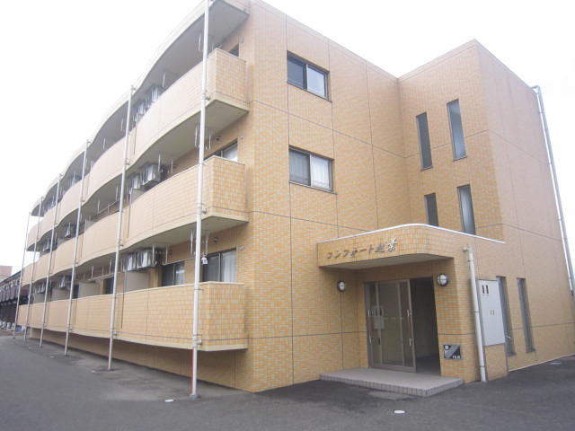 建物外観　３階建て鉄筋コンクリート造です