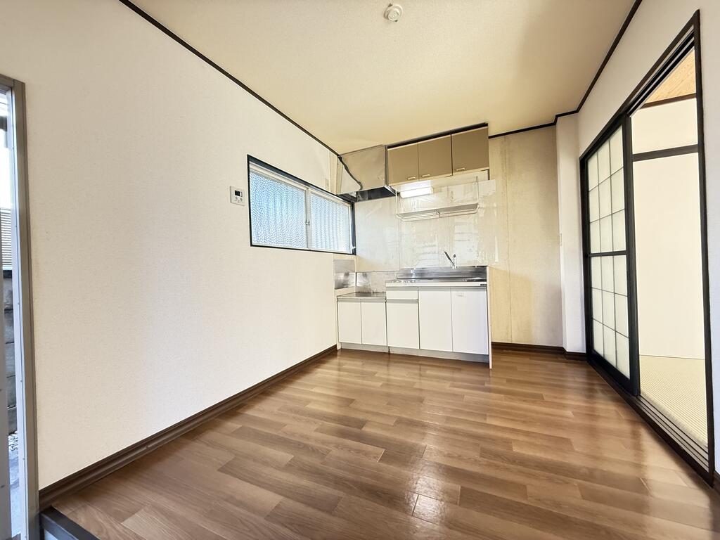 キッチン　換気窓もある給湯式のキッチン！！