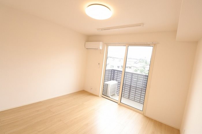 居室・リビング　明るいリビングでくつろげます