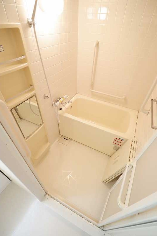 バス・シャワールーム　※同建物の別部屋内装写真