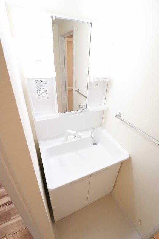洗面設備　※同建物の別部屋内装写真