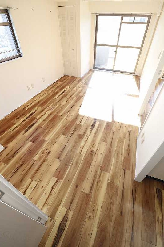 居室・リビング　※同建物の別部屋内装写真