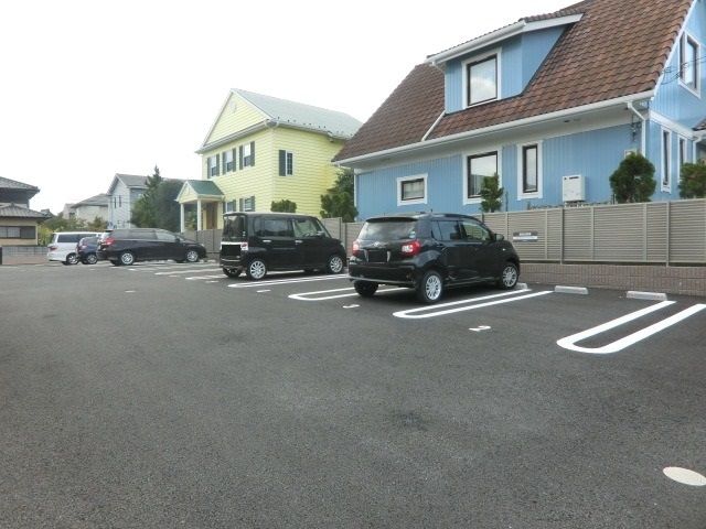 駐車場　敷地内に駐車場ございます