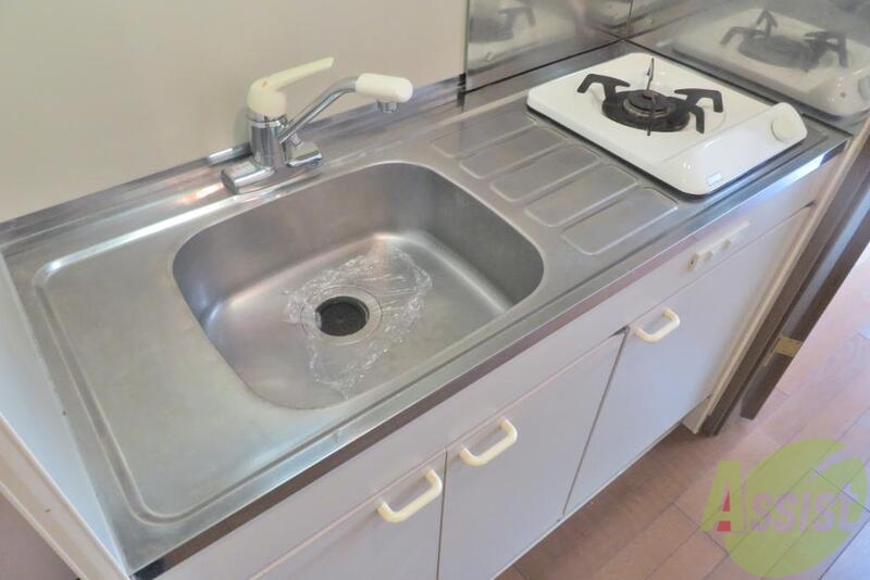 キッチン　キッチンはガスコンロが付いていて引越してすぐ使えそうです。