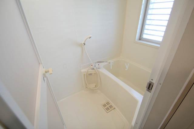 バス・シャワールーム　小窓付きのバスルーム