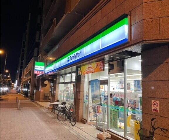 コンビニ　ファミリーマート谷町四丁目店（コンビニ）まで113m