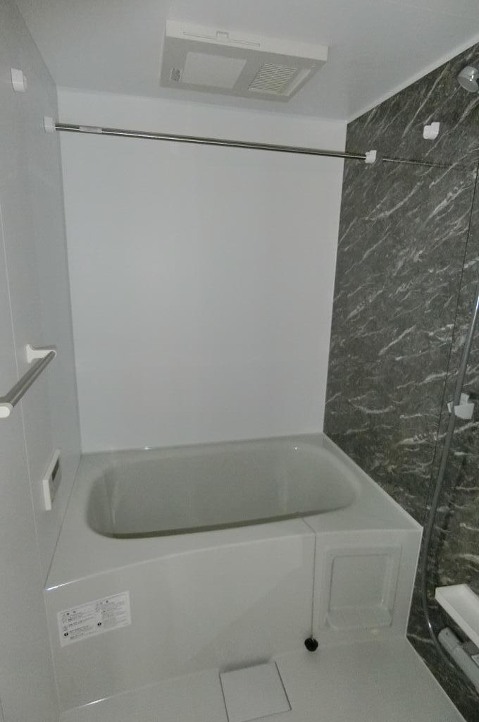 バス・シャワールーム　同型物件の写真です。配色に違いあり