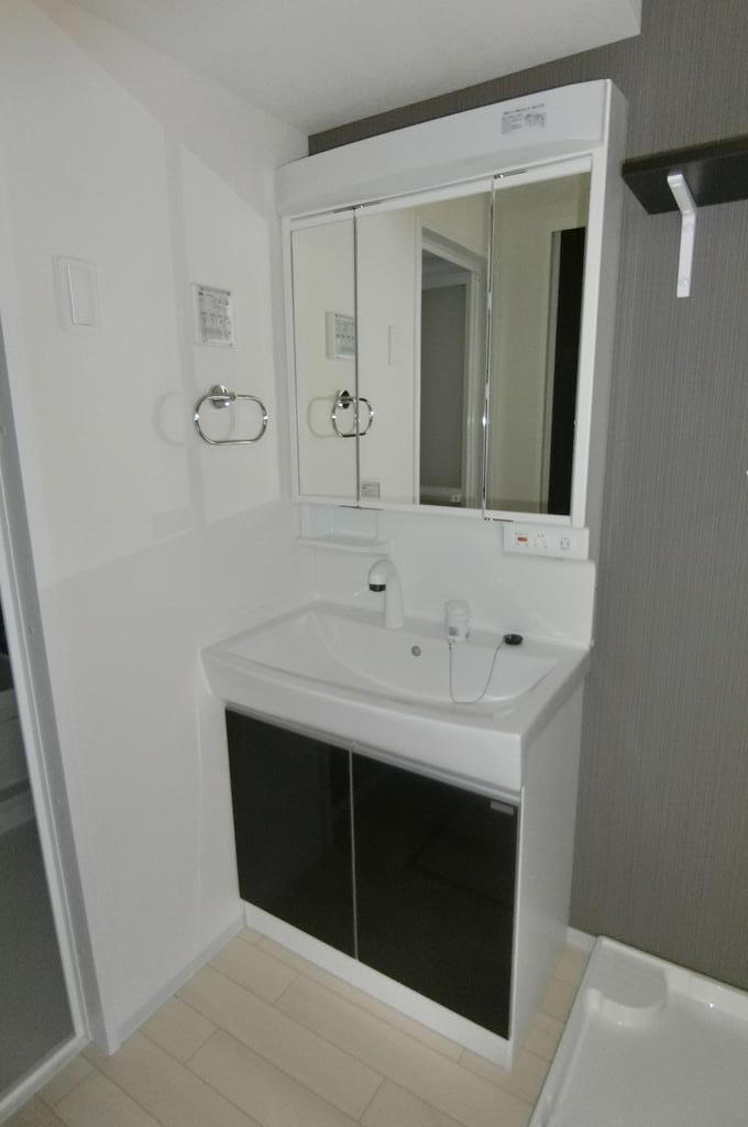 洗面設備　同型物件の写真です。配色に違いあり