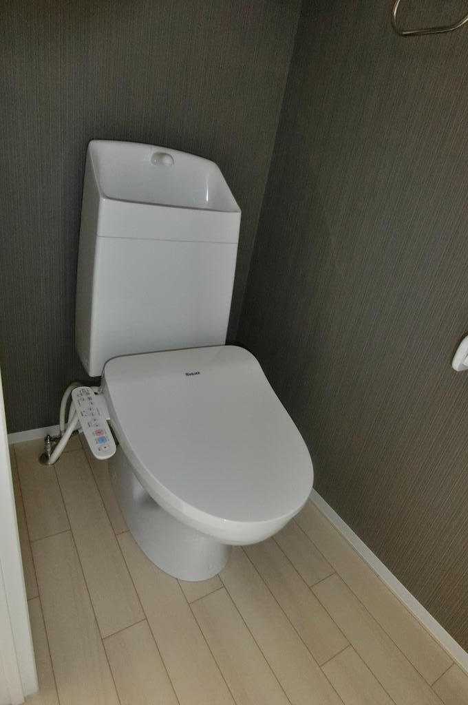 トイレ　同型物件の写真です。配色に違いあり