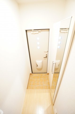 玄関　※同物件・同タイプの写真です。