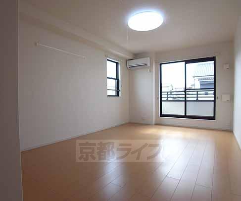 居室・リビング　日当たり良好な部屋です。