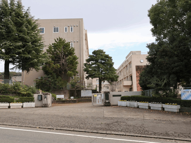 中学校　厚木市立荻野中学校（中学校）まで259m