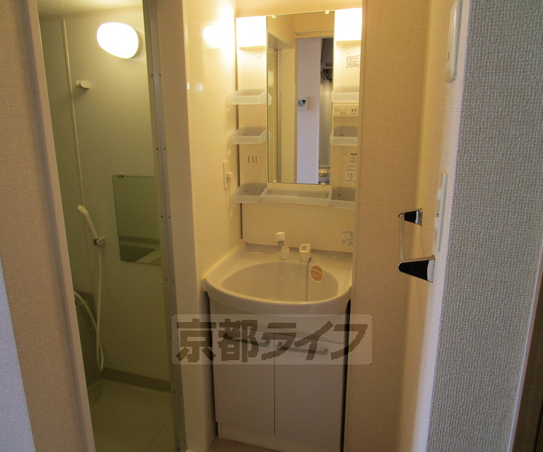 洗面設備　きれいな洗面台になります。