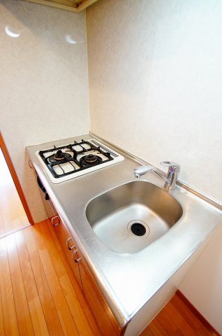 キッチン　「コンロ2口付のシステムキッチンです」