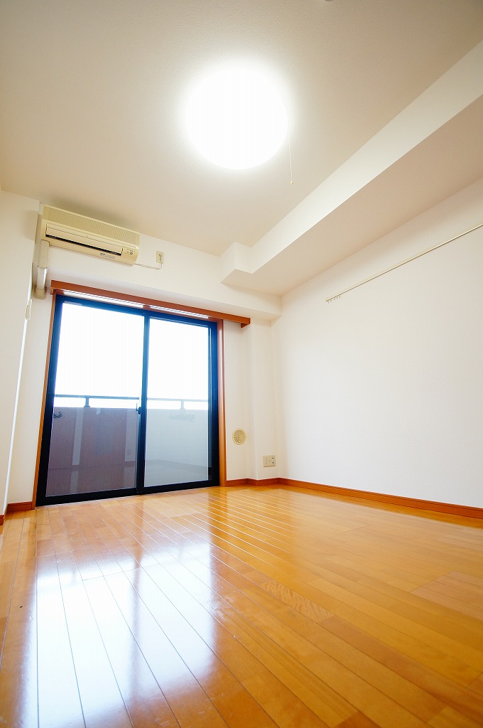 居室・リビング　「洋室8.6帖のお部屋です」