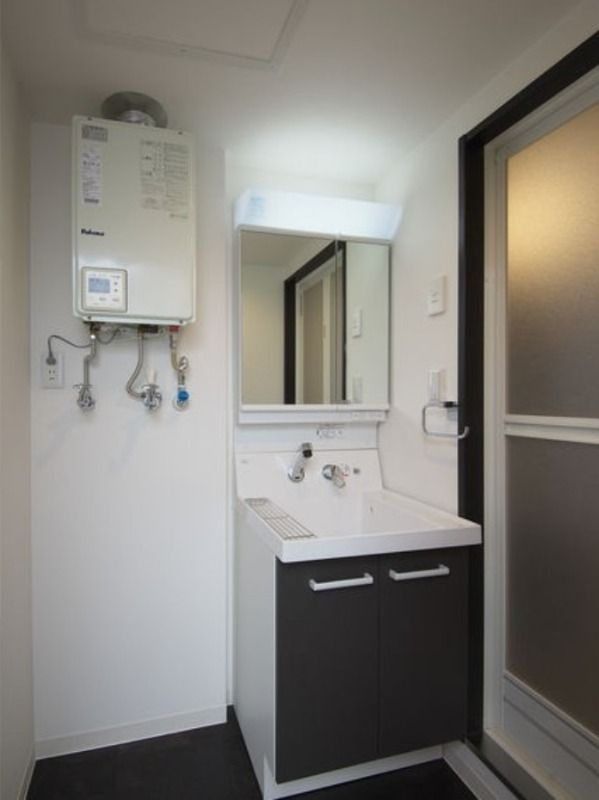 洗面設備　３０２号室のお部屋写真となります。