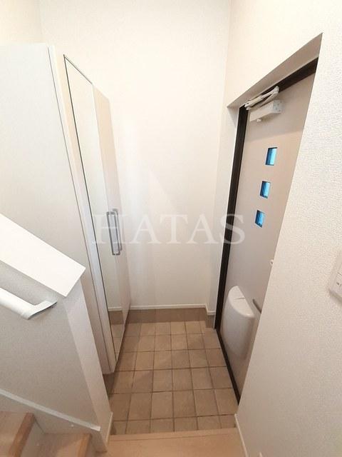 玄関　同物件別部屋です。