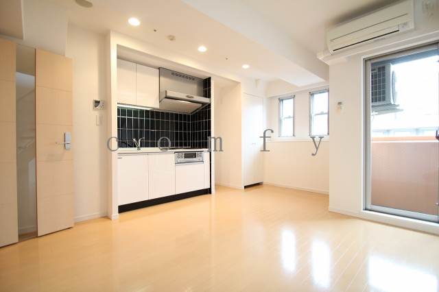 居室・リビング　明るい日が差すリビング