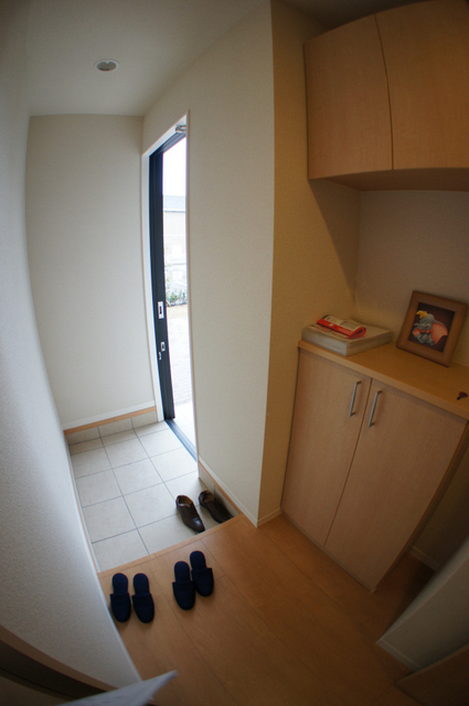 玄関　写真は反転のお部屋です