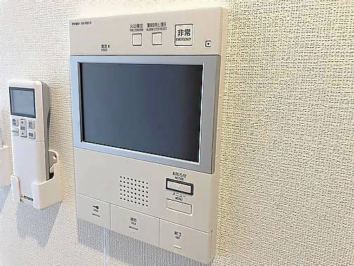 セキュリティ　モニターつきインターホンがあります。