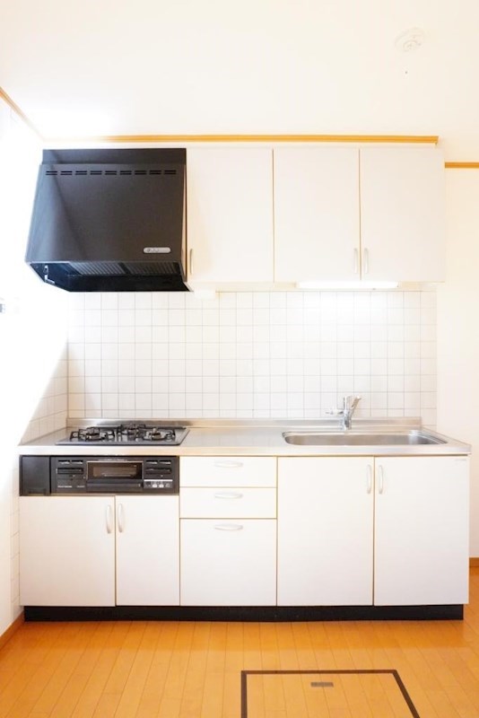 キッチン　システムキッチン３口コンロ付きでお料理らくらく