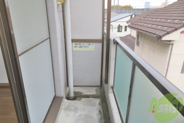 バルコニー　洗濯物が普通に干せる広さでした。普通に干せるが大事です。