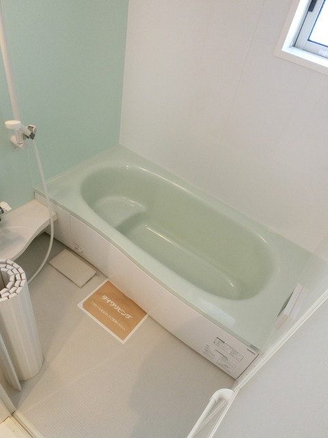 バス・シャワールーム　足を伸ばして入れるバスルームです。