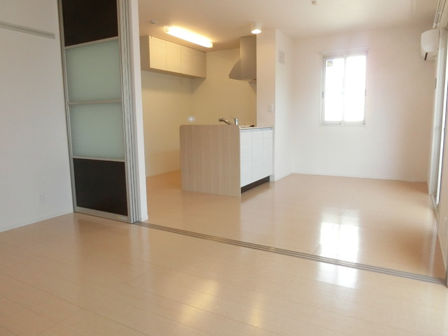 居室・リビング　引き戸を開けてワイドに広いリビングでも使えますよ。