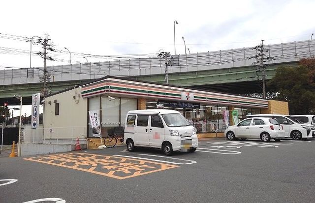 コンビニ　セブンイレブン（コンビニ）まで240m
