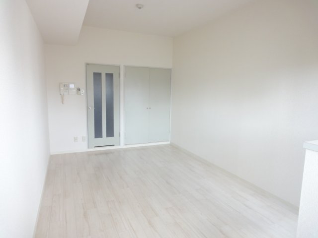 居室・リビング　同物件、別号室の写真です