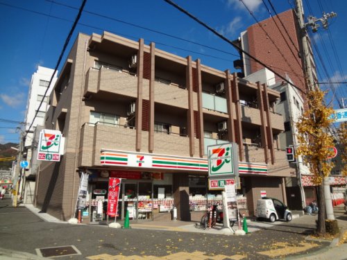 コンビニ　セブンイレブン神戸国香通2丁目店（コンビニ）まで25m