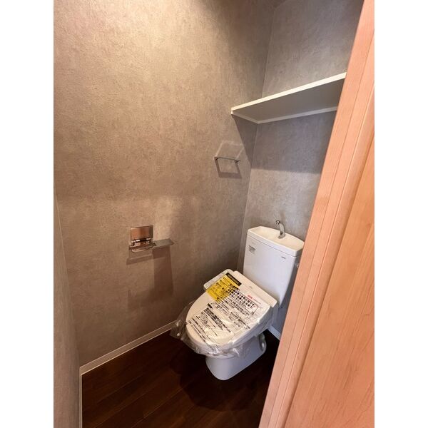 トイレ　落ち着いた色調のトイレです