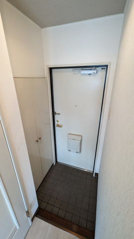 玄関　※同マンション別部屋の参考写真です。