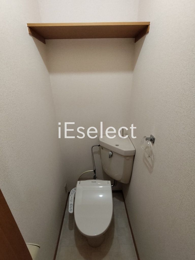 トイレ　温水洗浄便座、収納棚付き