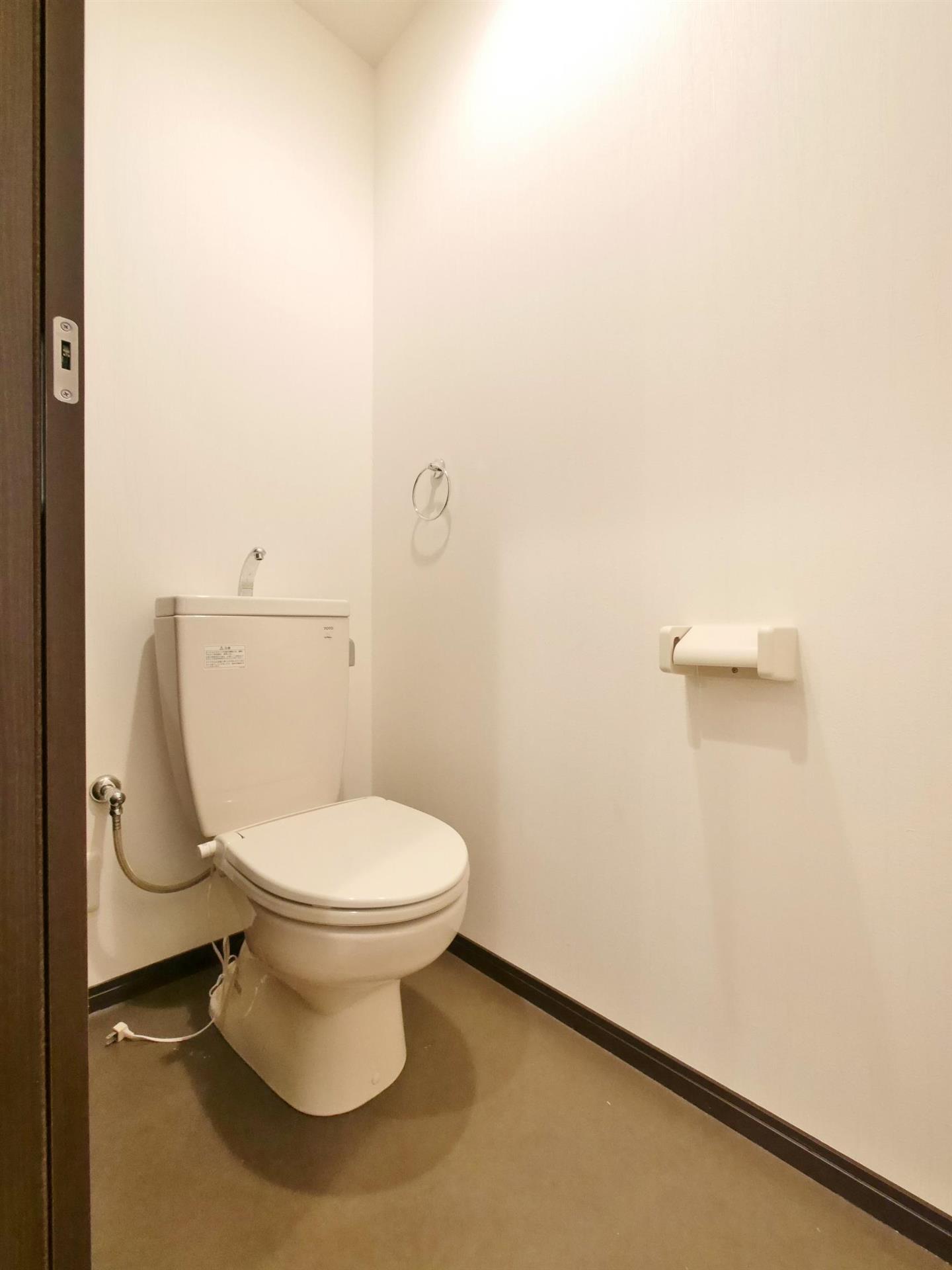 トイレ　スライドドアなのでスペース確保できてます！