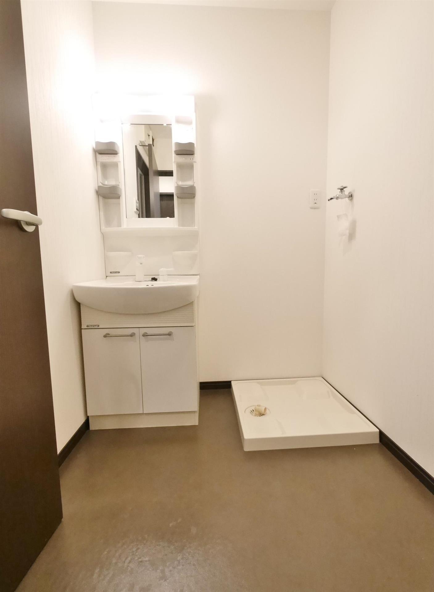洗面設備　広々しています！水周りもきれいです。