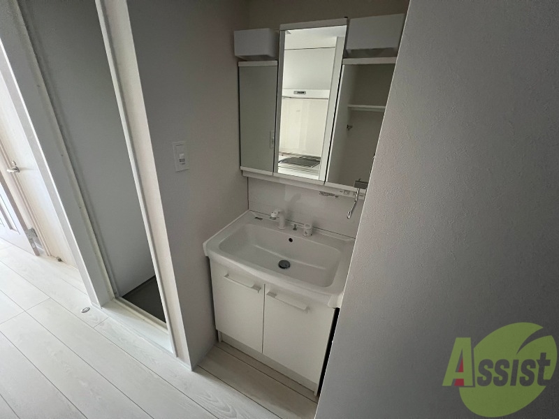 洗面設備　洗面化粧台も独立しており、洗面台の棚も利便性がありますね。