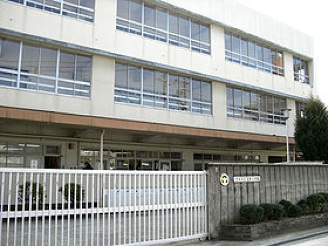 小学校　茨木市立庄栄小学校（小学校）まで283m