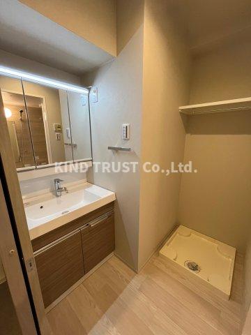 洗面設備　ゆったりとスペースのある洗面所