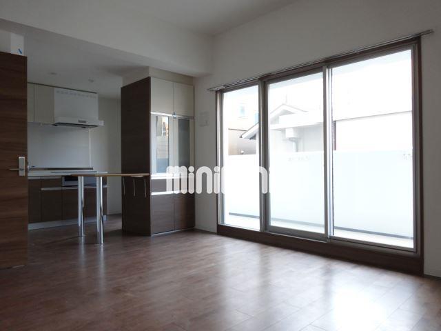 居室・リビング　南向きで明るいお部屋です。