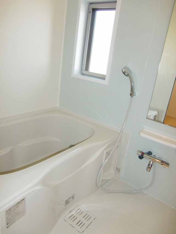 バス・シャワールーム　窓付きで換気ができて良いですね☆