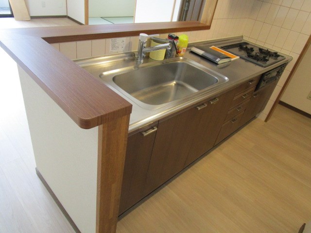 キッチン　写真は505号室です。（参考）