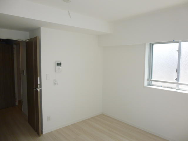 居室・リビング　腰高窓