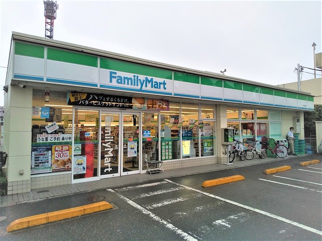 コンビニ　ファミリーマート六町駅前店（コンビニ）まで170m