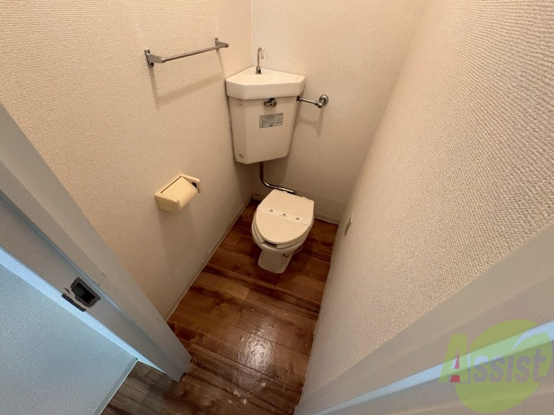 トイレ　こちらはトイレです。清潔感があり、安心して使用できます。